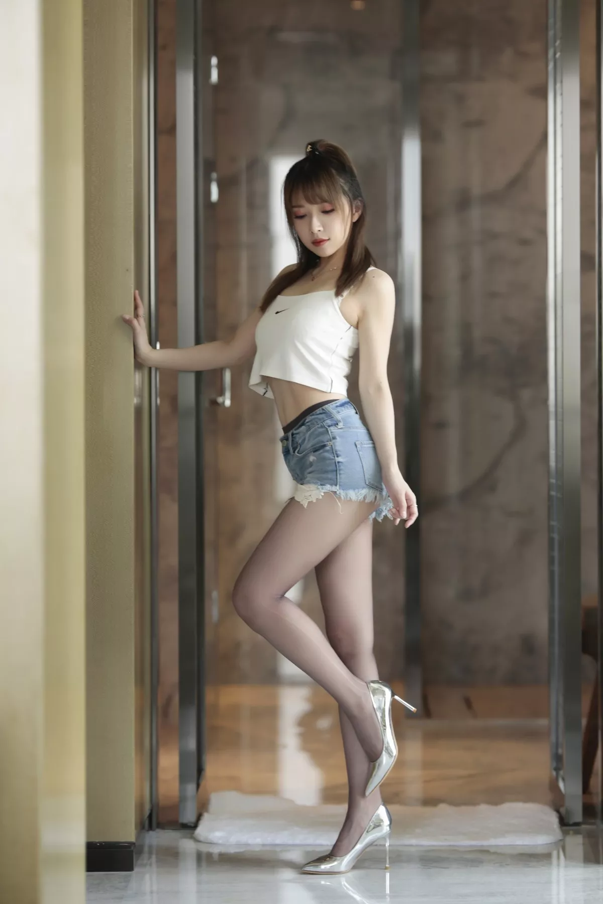 斗鱼主播小女巫露娜牛仔小裤裤主题私房半脱牛仔短裤露无内黑丝极致诱惑写真78P