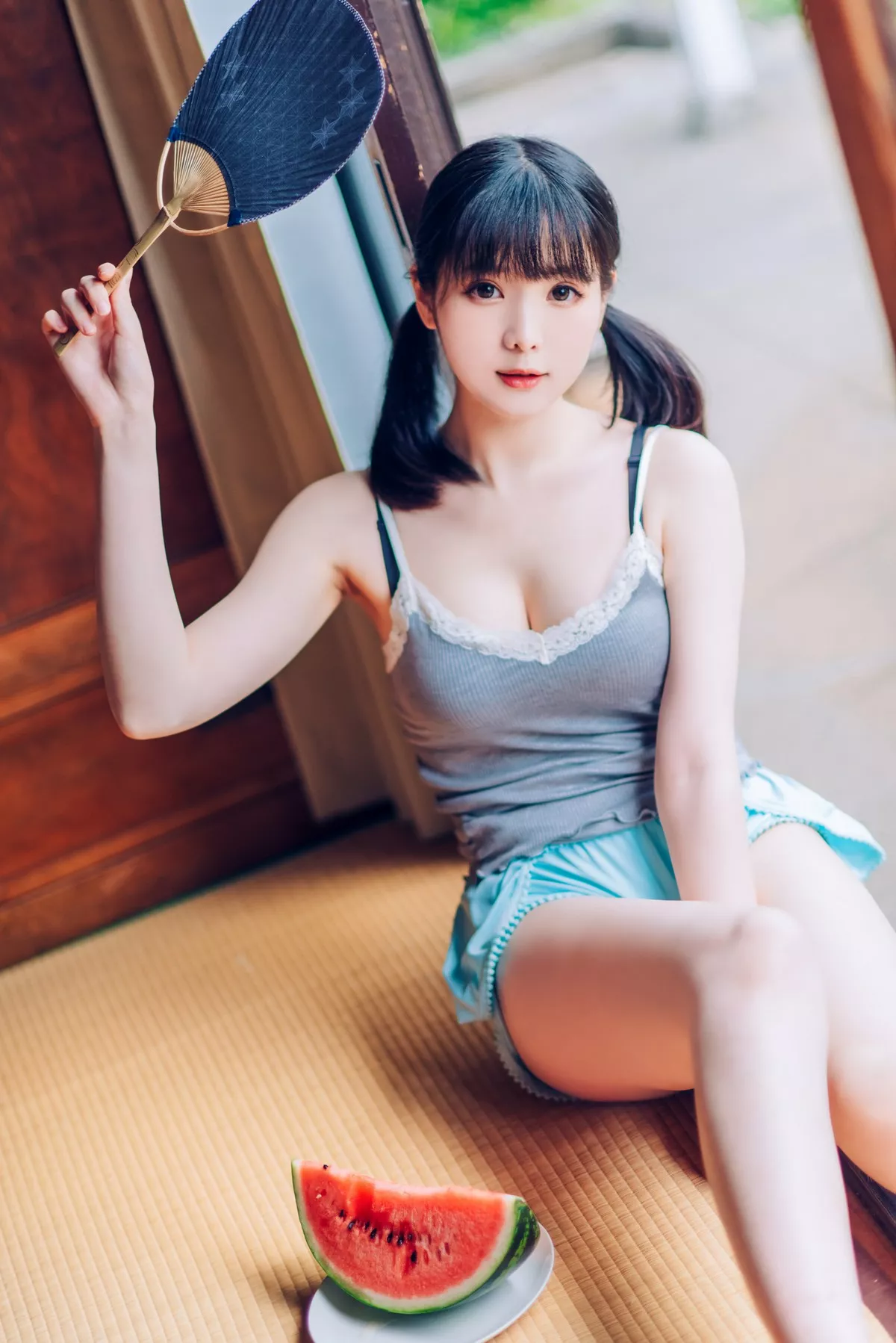 微博妹纸霜月shimo-Summer主题私房性感吊带+黑丝猫女郎+泳池比基尼迷人写真95P