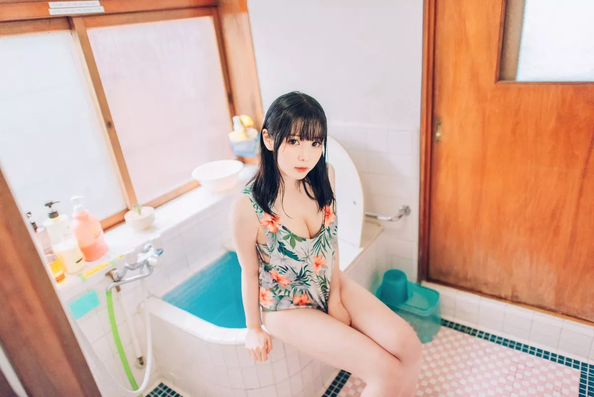 微博妹纸霜月shimo-Summer主题私房性感吊带+黑丝猫女郎+泳池比基尼迷人写真95P