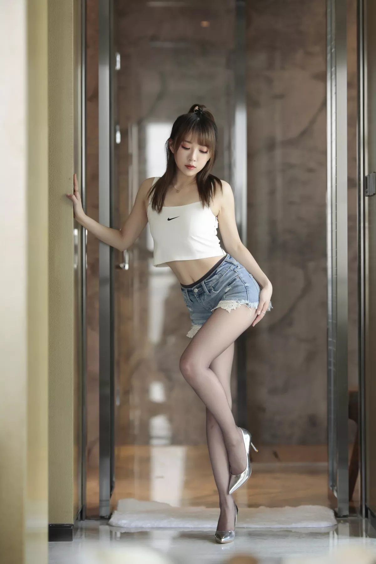 斗鱼主播小女巫露娜牛仔小裤裤主题私房半脱牛仔短裤露无内黑丝极致诱惑写真78P