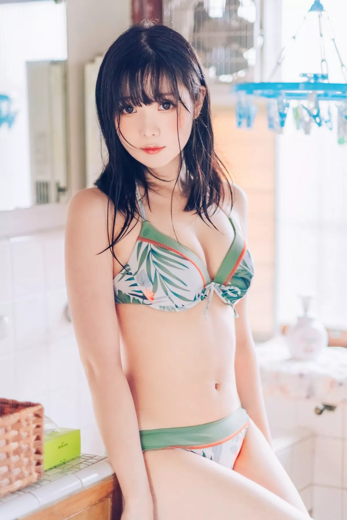 微博妹纸霜月shimo-Summer主题私房性感吊带+黑丝猫女郎+泳池比基尼迷人写真95P