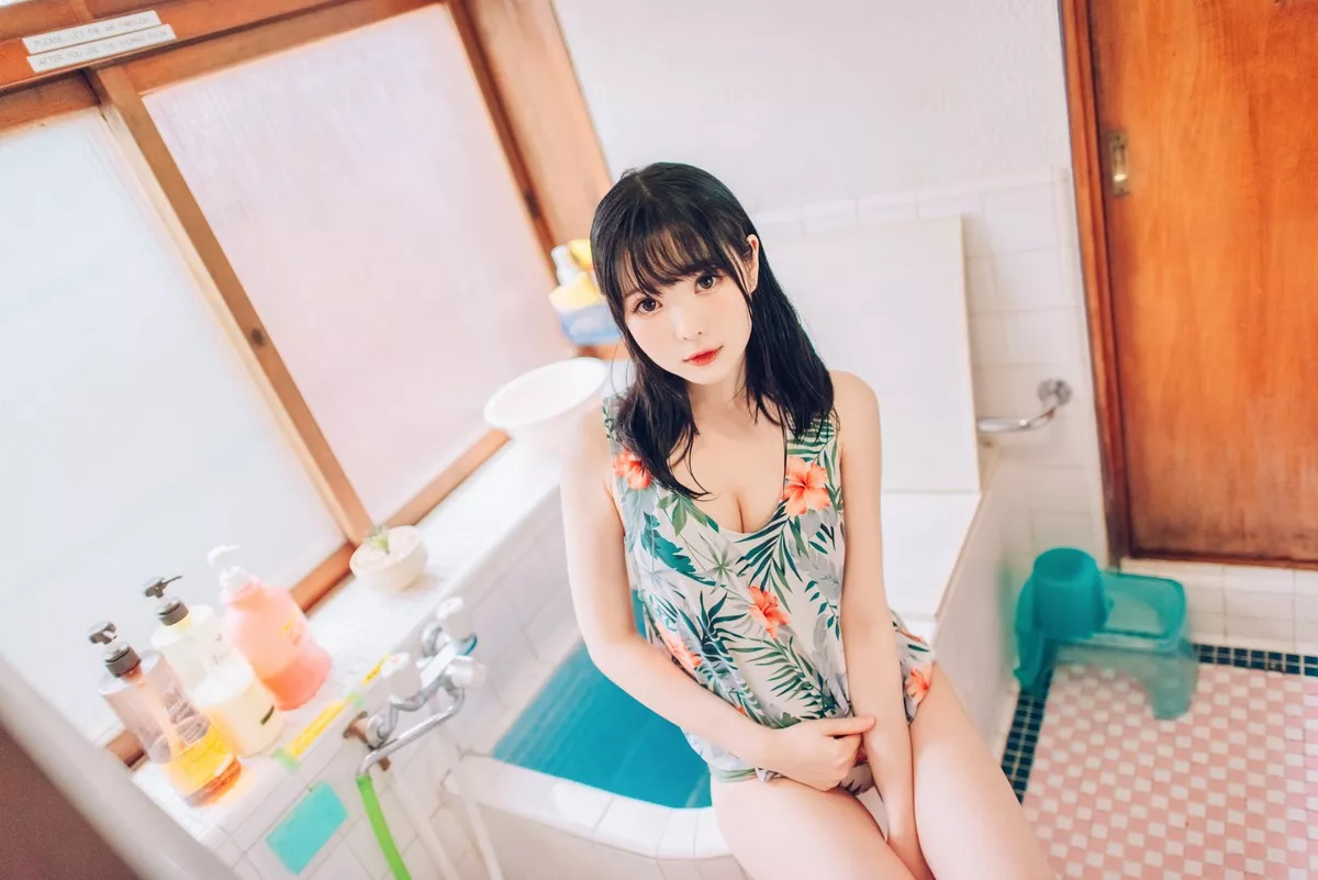 微博妹纸霜月shimo-Summer主题私房性感吊带+黑丝猫女郎+泳池比基尼迷人写真95P