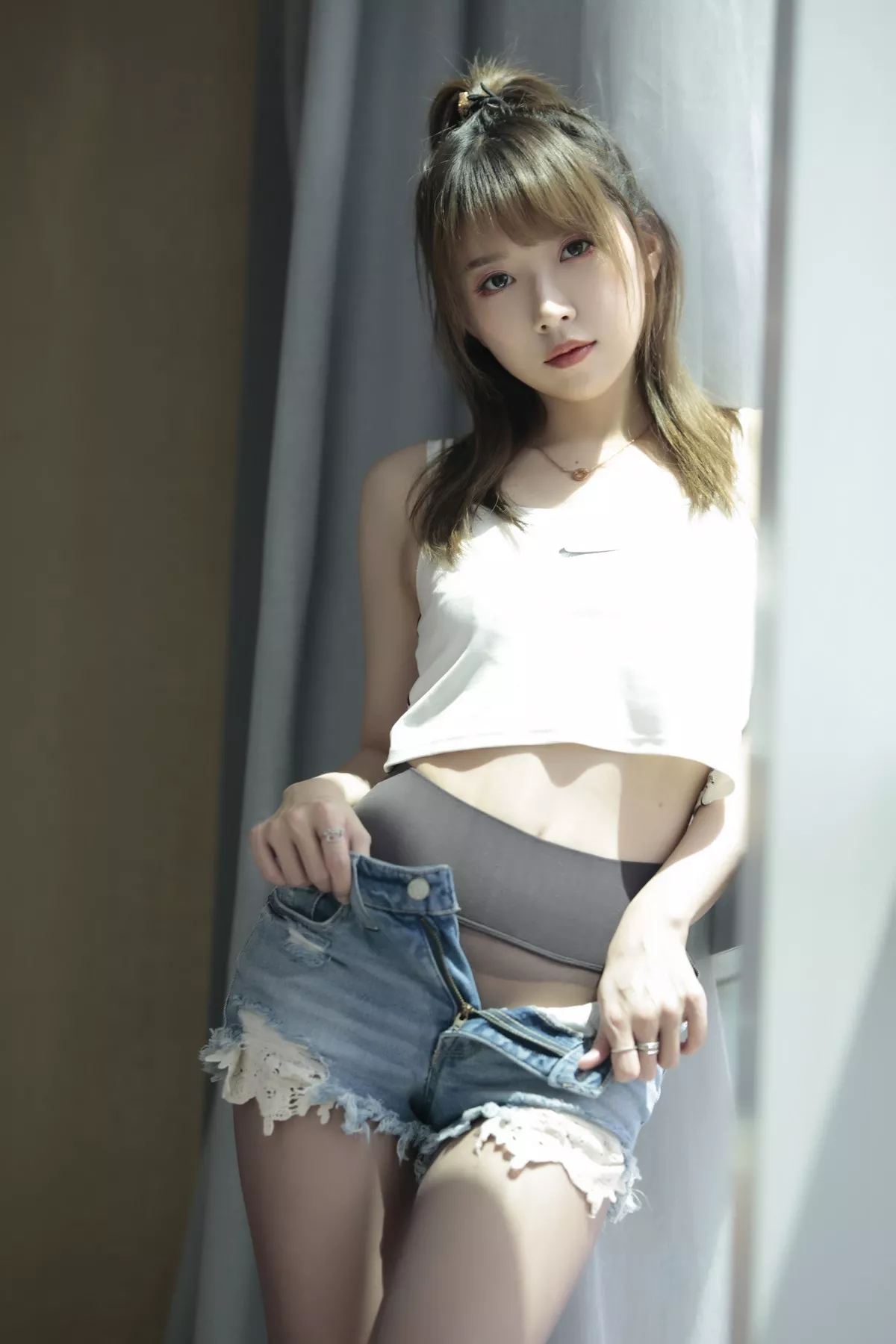 斗鱼主播小女巫露娜牛仔小裤裤主题私房半脱牛仔短裤露无内黑丝极致诱惑写真78P