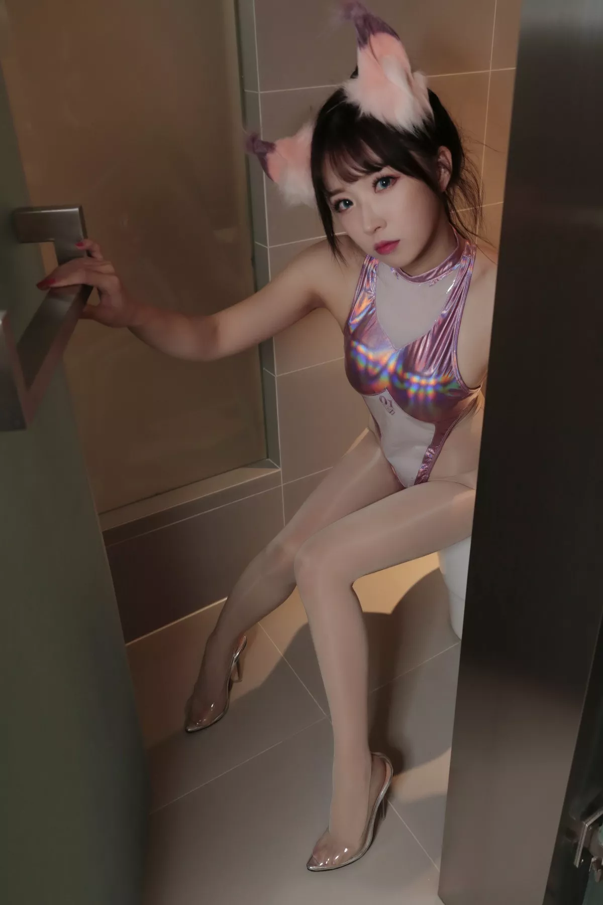 斗鱼主播小女巫露娜普通镭射紫主题私房性感高叉连体衣配肉丝裤袜诱惑写真24P