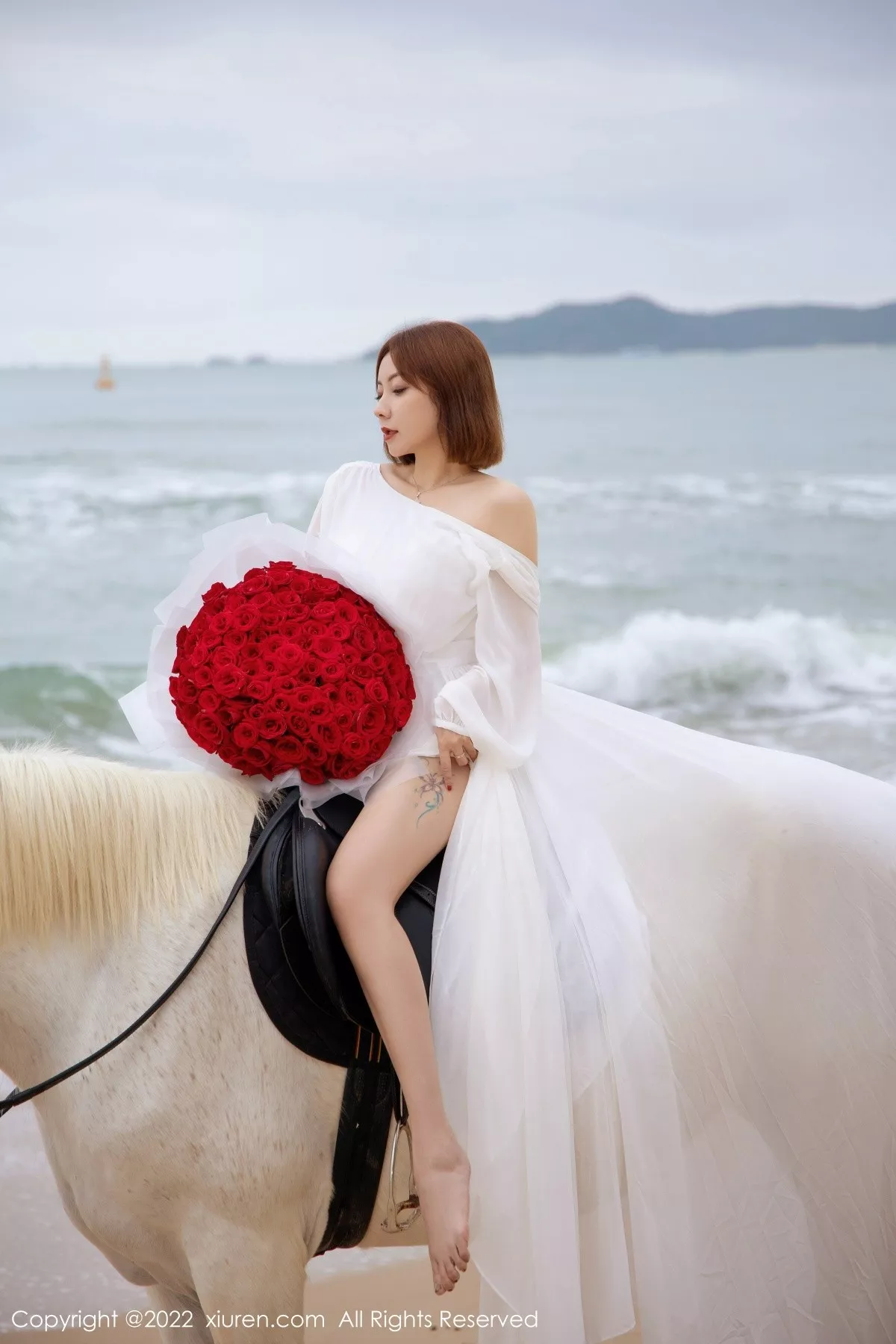 XiuRen第4853期_御姐果儿Victoria三亚旅拍沙滩场景白色内衣秀凹凸身材诱惑写真40P