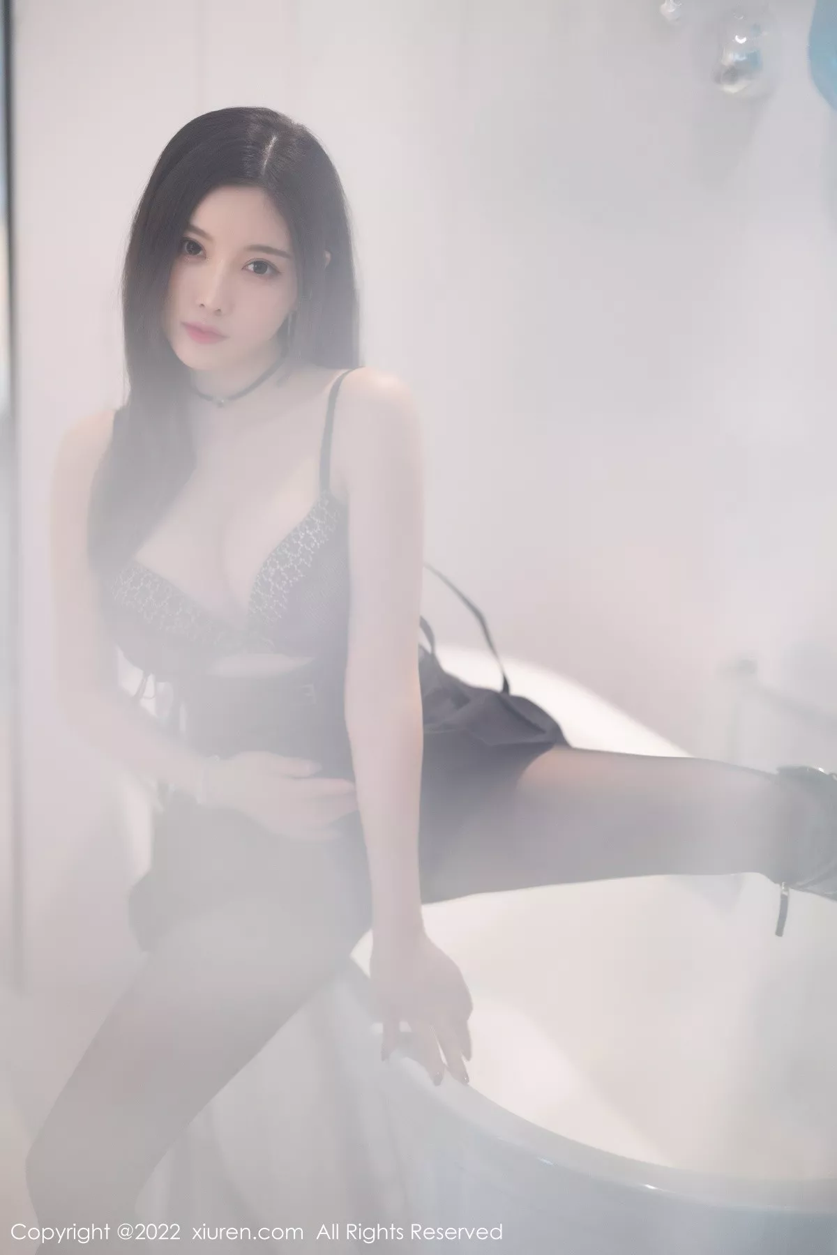 XiuRen第4856期_女神杨晨晨Yome性感白T配黑短裙半脱露黑色蕾丝内衣诱惑写真80P