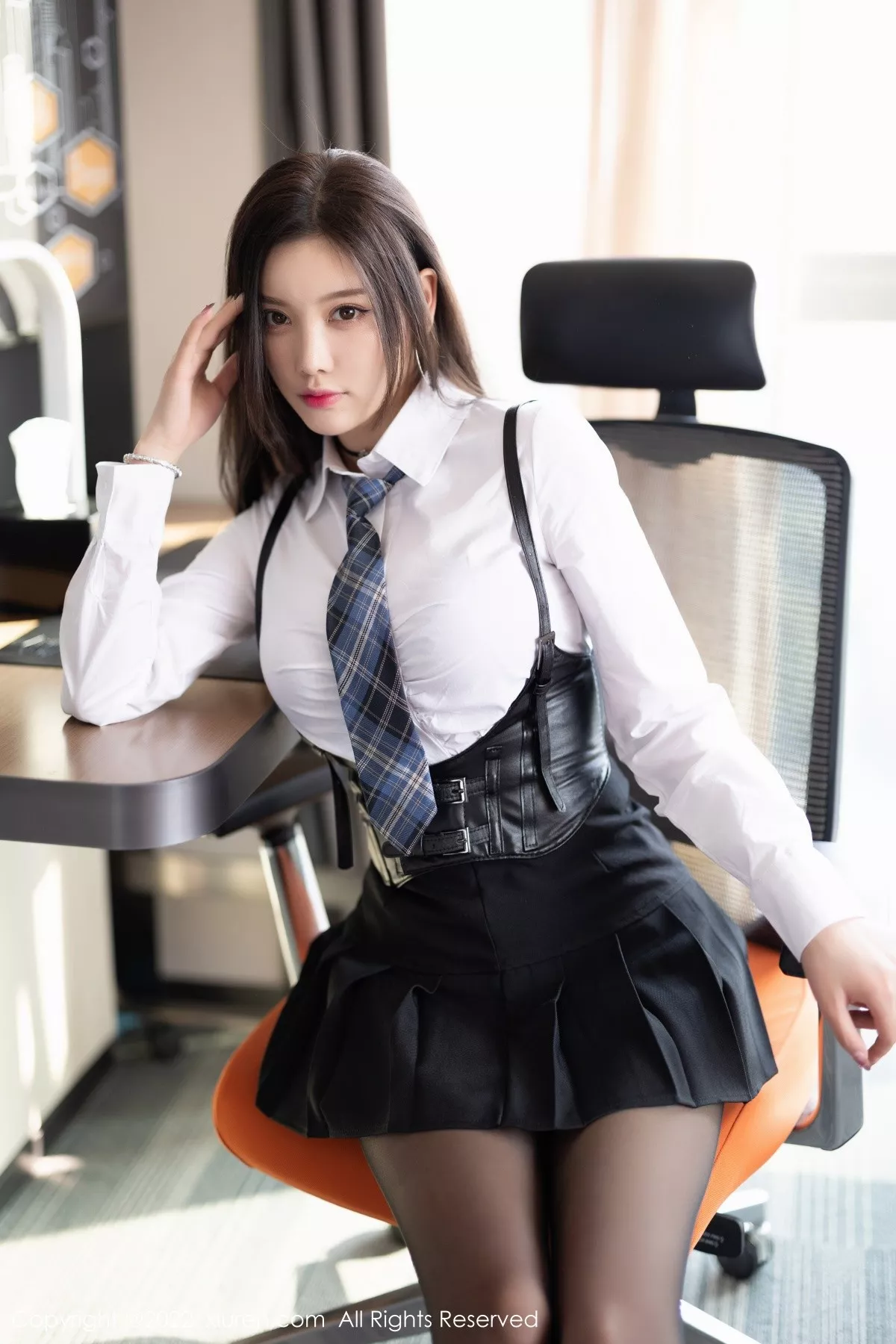 XiuRen第4856期_女神杨晨晨Yome性感白T配黑短裙半脱露黑色蕾丝内衣诱惑写真80P