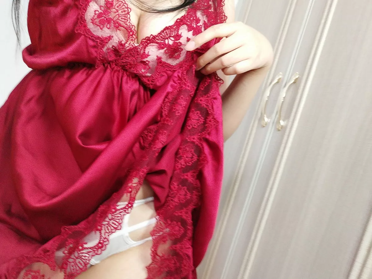 网络美女轩萧学姐酒红色睡衣主题私房性感低胸蕾丝睡衣配黑丝裤袜迷人诱惑写真36P