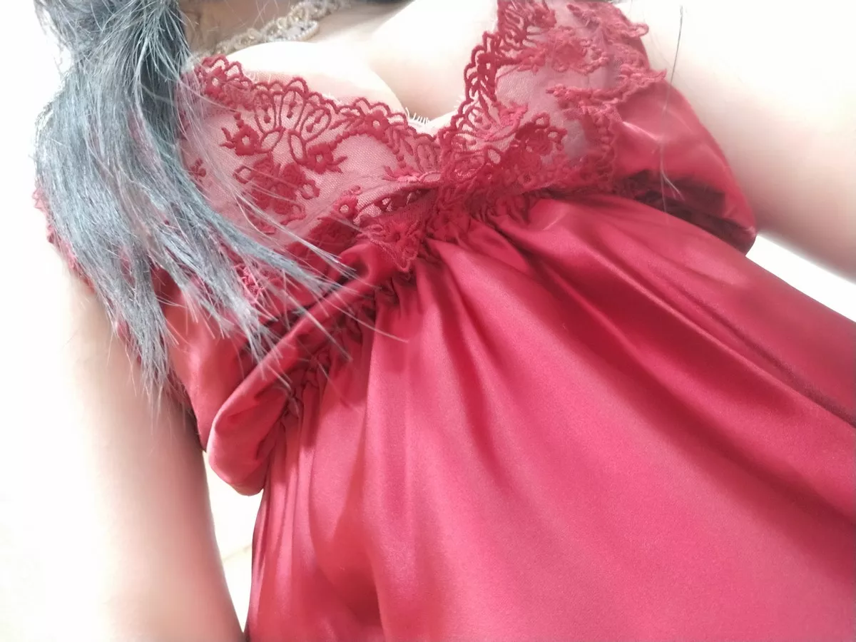网络美女轩萧学姐酒红色睡衣主题私房性感低胸蕾丝睡衣配黑丝裤袜迷人诱惑写真36P
