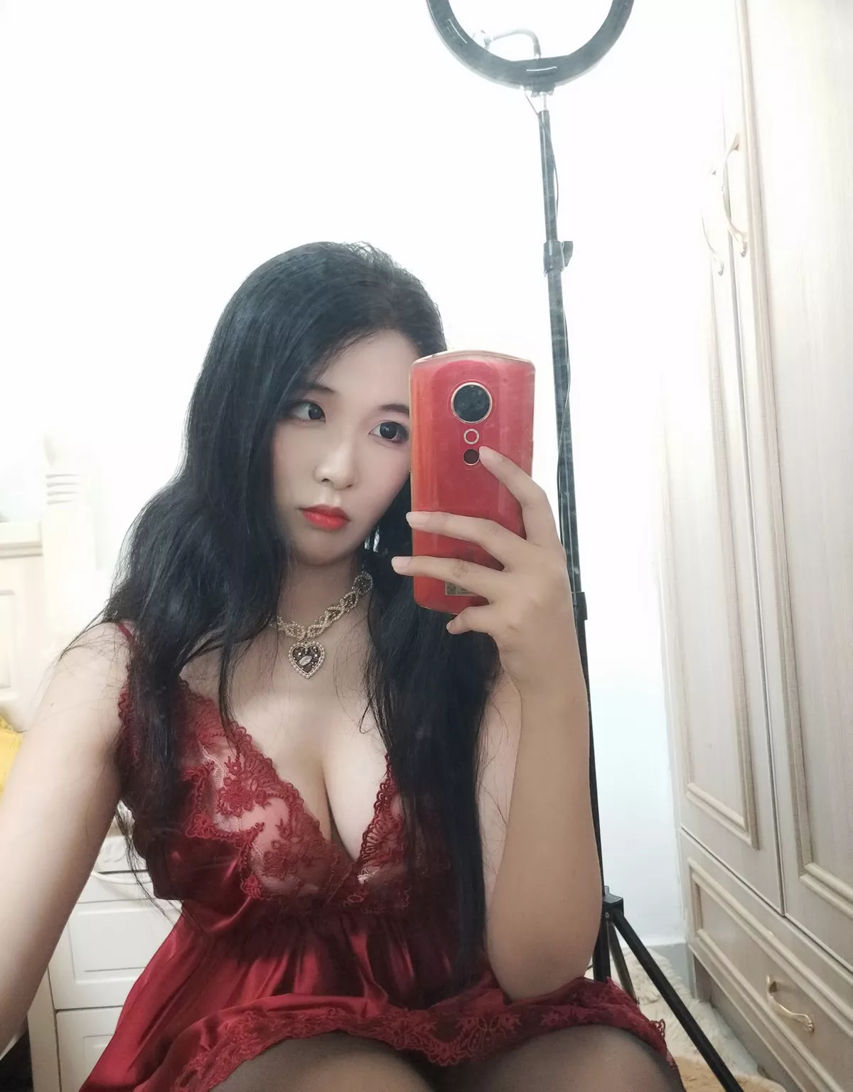 网络美女轩萧学姐酒红色睡衣主题私房性感低胸蕾丝睡衣配黑丝裤袜迷人诱惑写真36P
