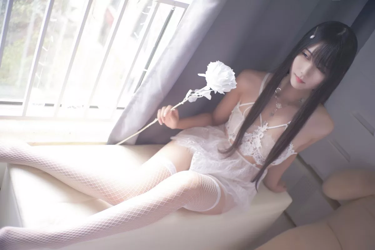 动漫博主曉美媽白玫瑰主题私房性感白色蕾丝内衣配白丝网袜秀完美身材诱惑写真41P