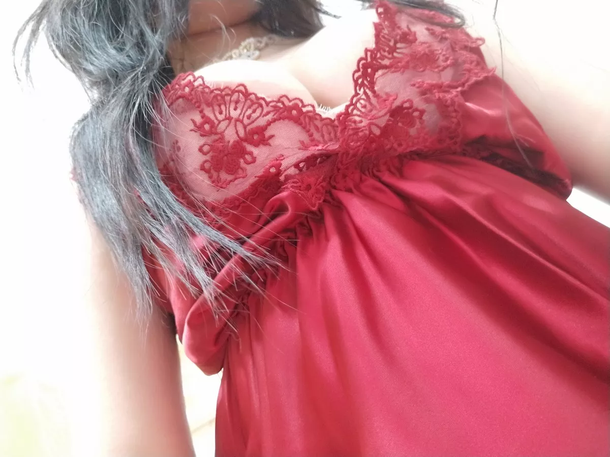 网络美女轩萧学姐酒红色睡衣主题私房性感低胸蕾丝睡衣配黑丝裤袜迷人诱惑写真36P