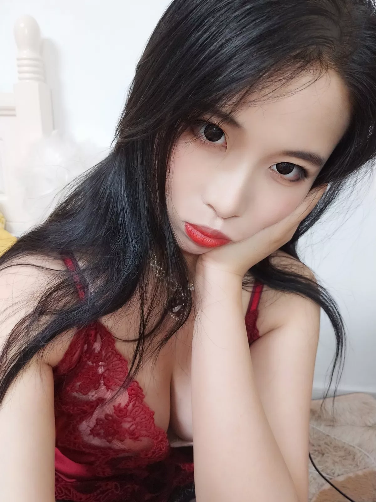 网络美女轩萧学姐酒红色睡衣主题私房性感低胸蕾丝睡衣配黑丝裤袜迷人诱惑写真36P