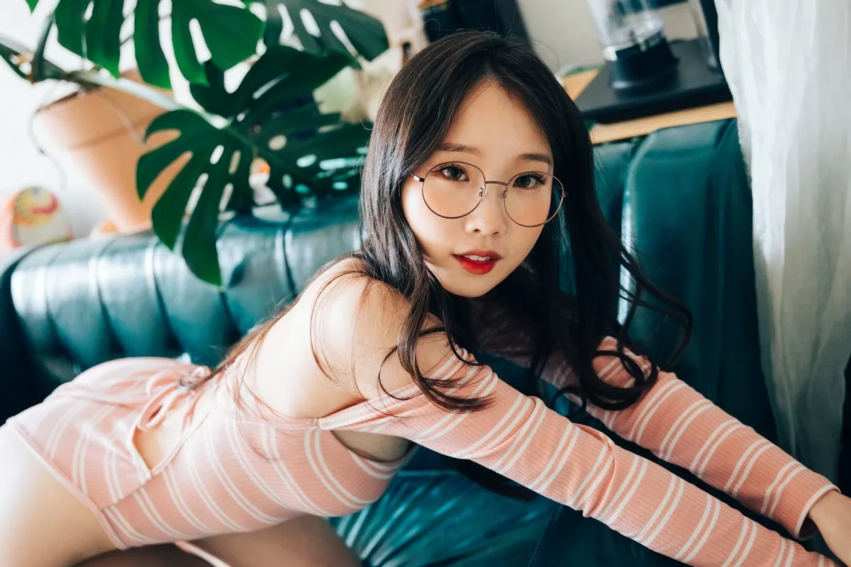 韩国美女Assistant私房服饰主题性感粉色高叉连体衣+肉色蕾丝内衣完美诱惑写真64P