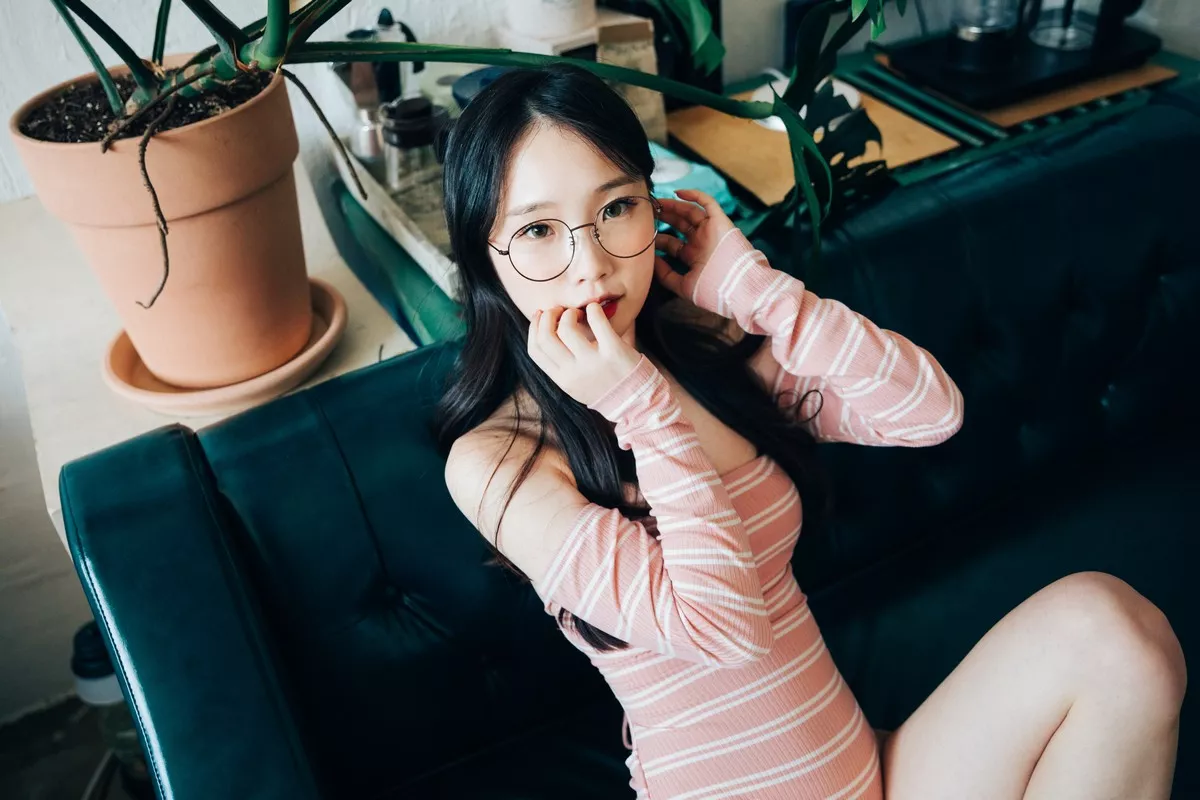韩国美女Assistant私房服饰主题性感粉色高叉连体衣+肉色蕾丝内衣完美诱惑写真64P