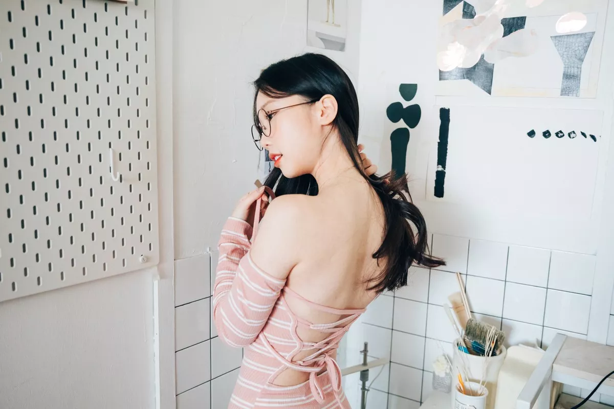 韩国美女Assistant私房服饰主题性感粉色高叉连体衣+肉色蕾丝内衣完美诱惑写真64P
