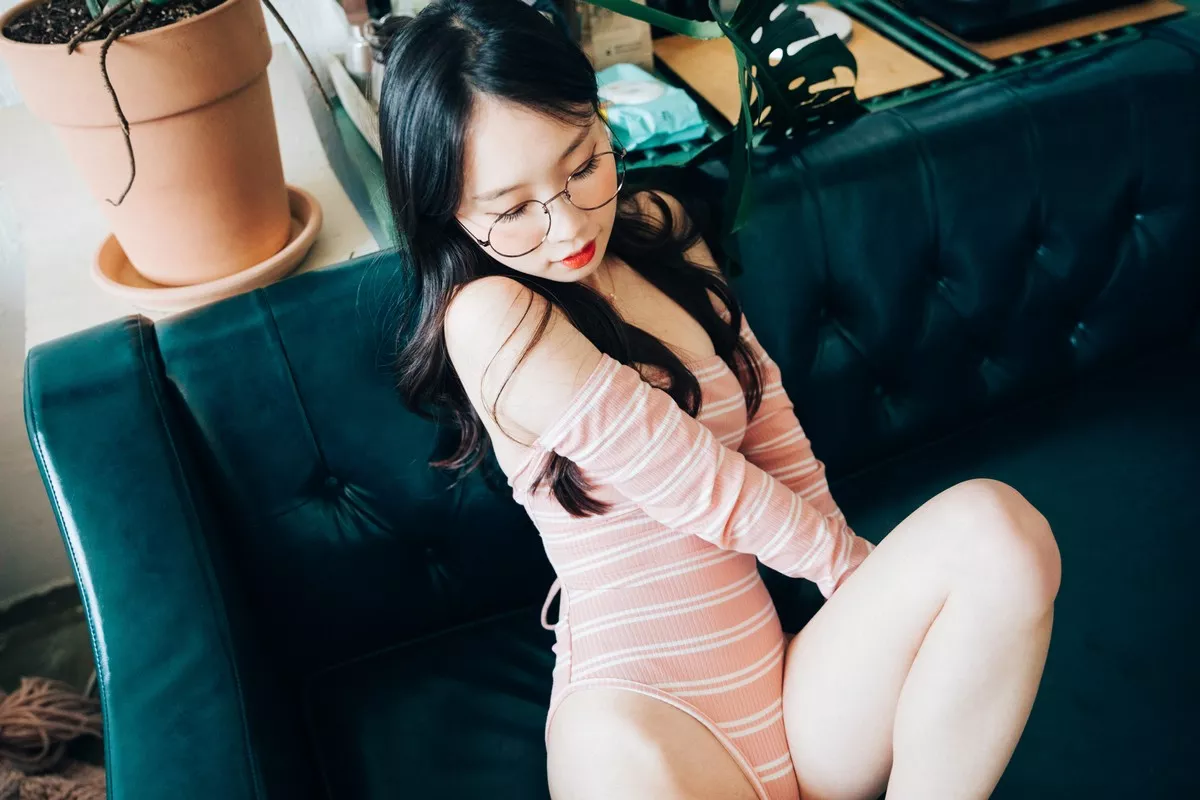 韩国美女Assistant私房服饰主题性感粉色高叉连体衣+肉色蕾丝内衣完美诱惑写真64P