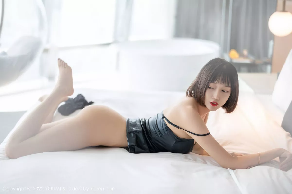 [YouMi尤蜜荟]Vol.779_丽质美人玥儿玥er大理旅拍黑色皮质服饰配开档黑丝撩人诱惑写真60P