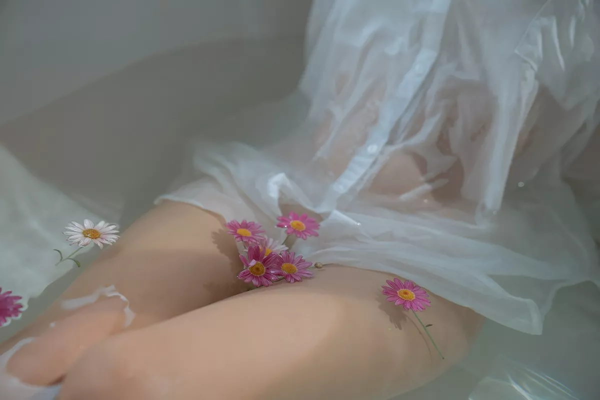 阳光美少女萌芽儿o0浴缸主题私房浴室性感白色薄透服饰配蕾丝内衣湿身诱惑写真72P