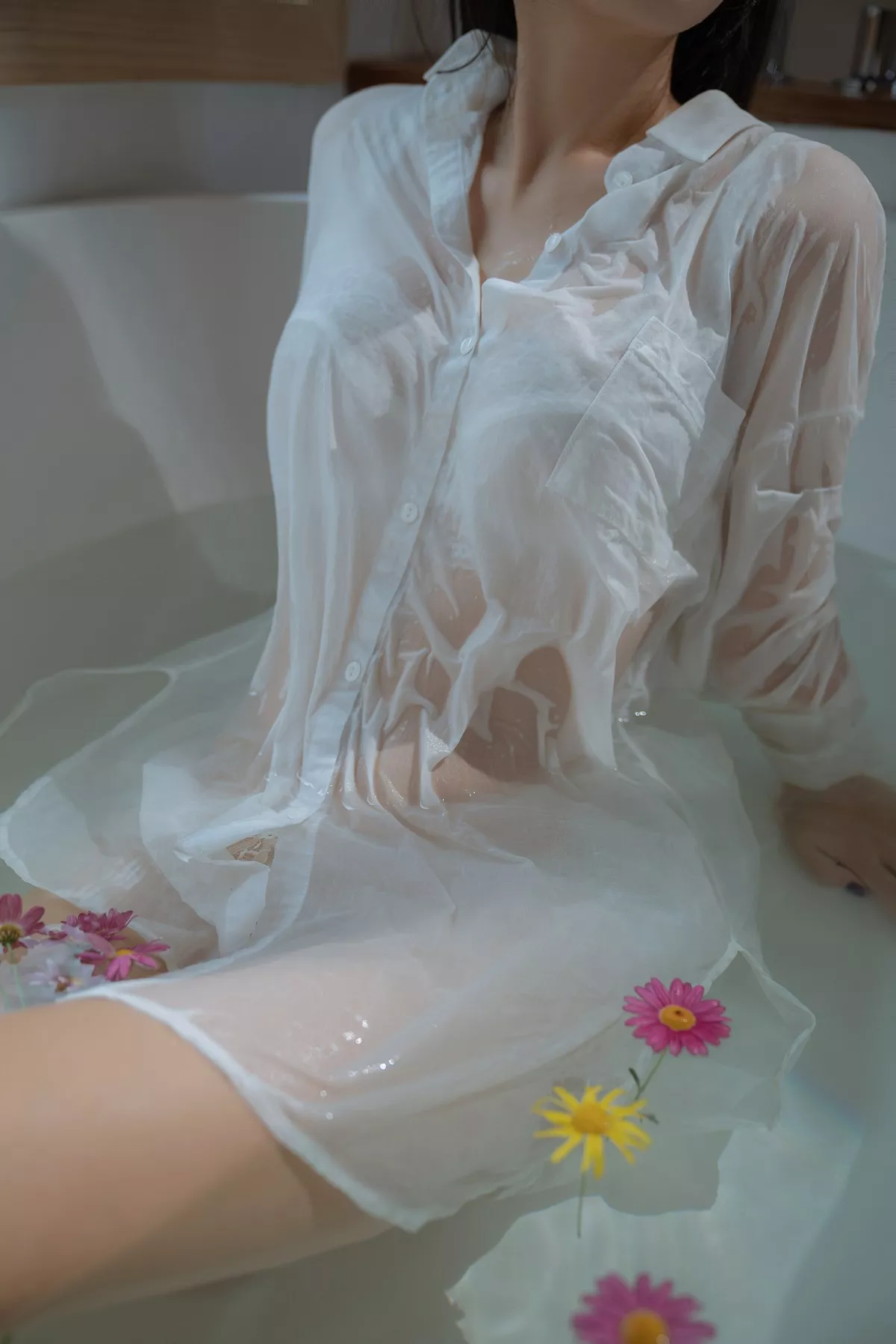 阳光美少女萌芽儿o0浴缸主题私房浴室性感白色薄透服饰配蕾丝内衣湿身诱惑写真72P