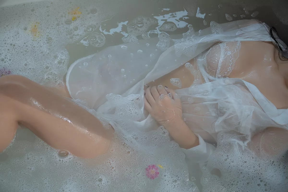 阳光美少女萌芽儿o0浴缸主题私房浴室性感白色薄透服饰配蕾丝内衣湿身诱惑写真72P