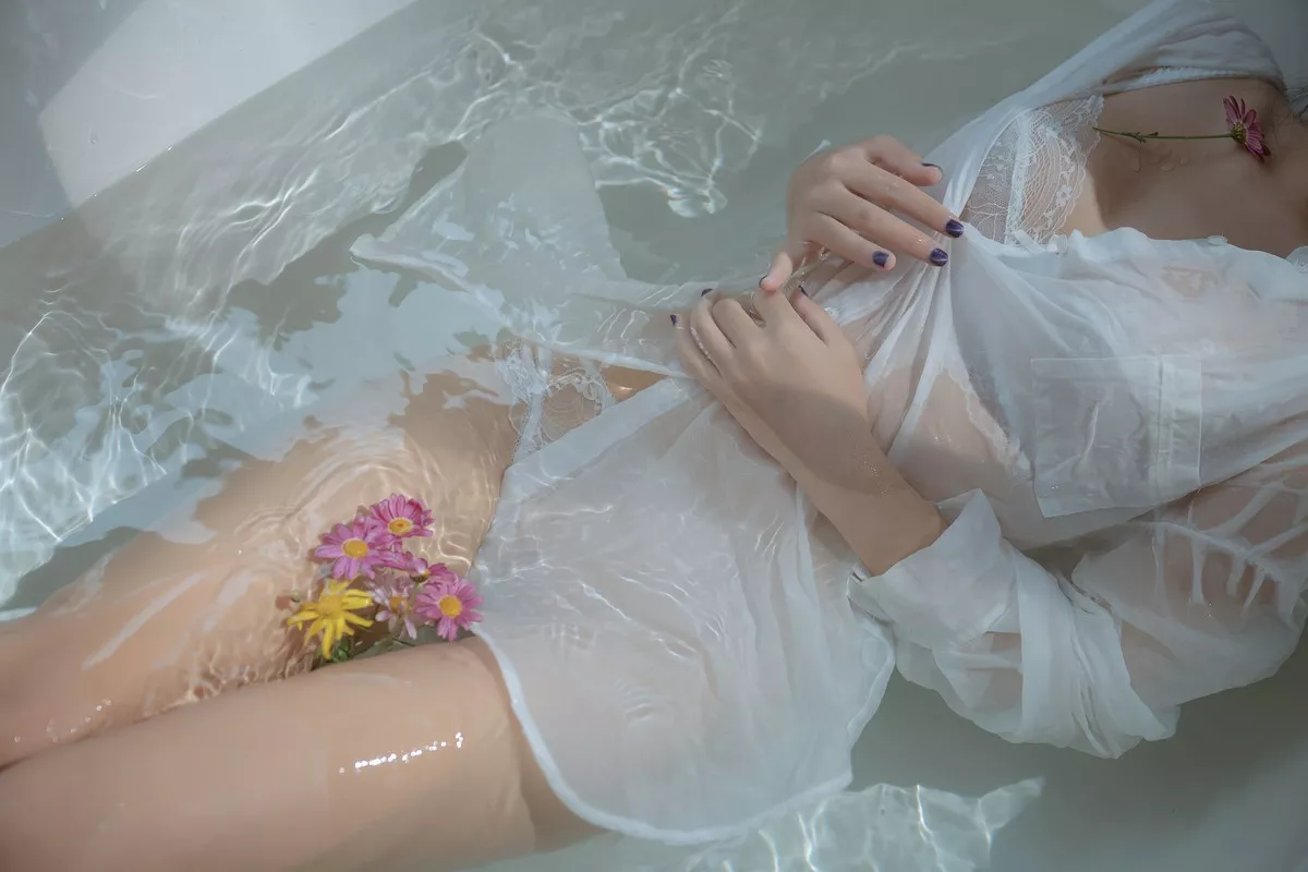 阳光美少女萌芽儿o0浴缸主题私房浴室性感白色薄透服饰配蕾丝内衣湿身诱惑写真72P