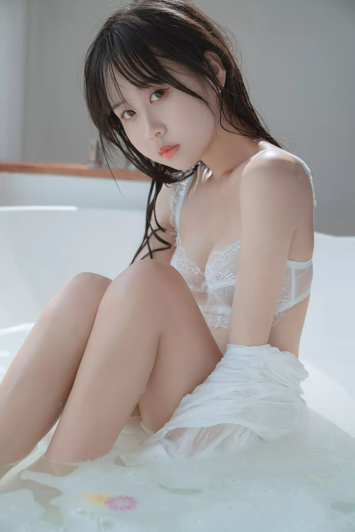 阳光美少女萌芽儿o0浴缸主题私房浴室性感白色薄透服饰配蕾丝内衣湿身诱惑写真72P
