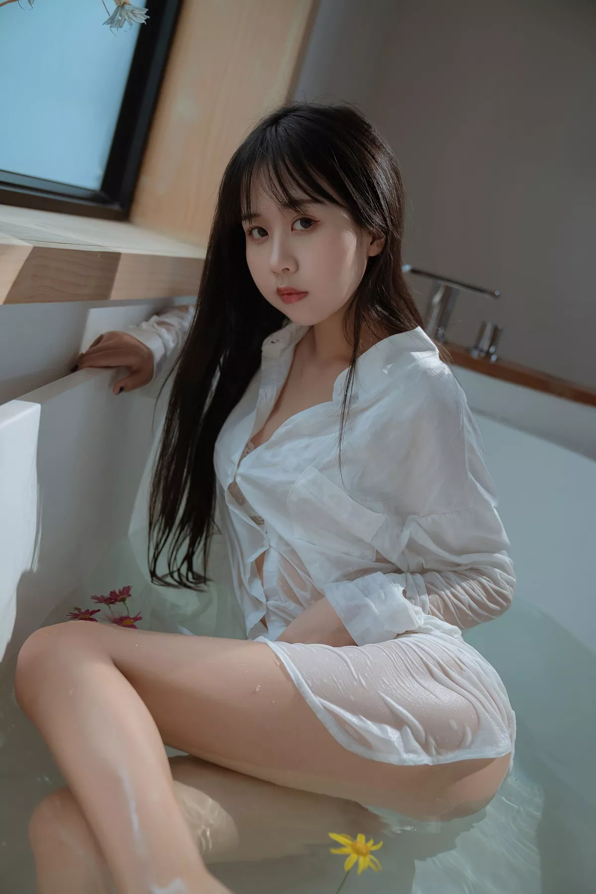 阳光美少女萌芽儿o0浴缸主题私房浴室性感白色薄透服饰配蕾丝内衣湿身诱惑写真72P