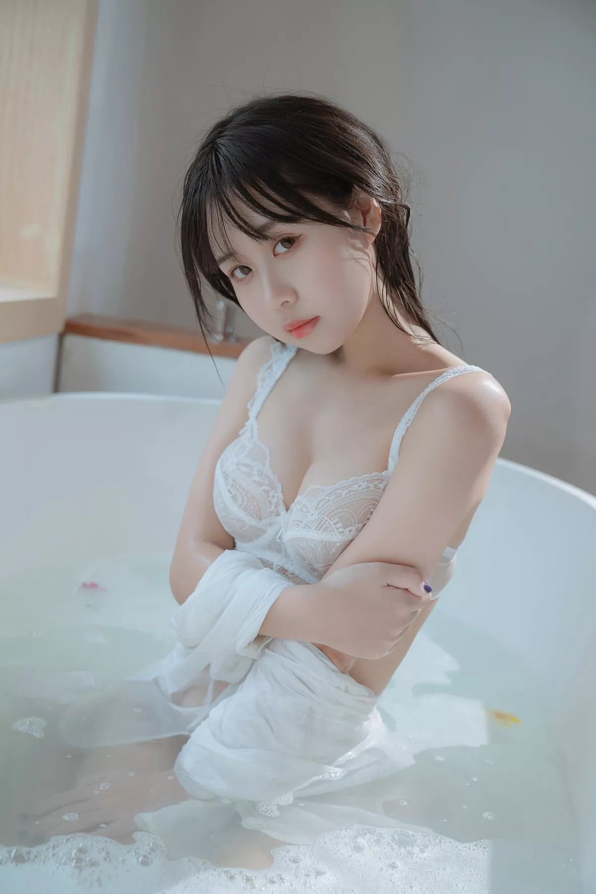 阳光美少女萌芽儿o0浴缸主题私房浴室性感白色薄透服饰配蕾丝内衣湿身诱惑写真72P