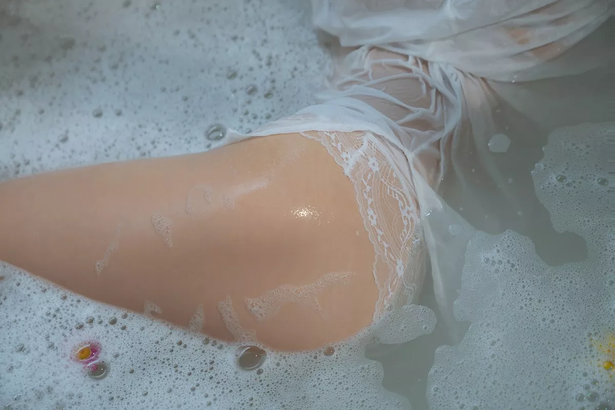 阳光美少女萌芽儿o0浴缸主题私房浴室性感白色薄透服饰配蕾丝内衣湿身诱惑写真72P