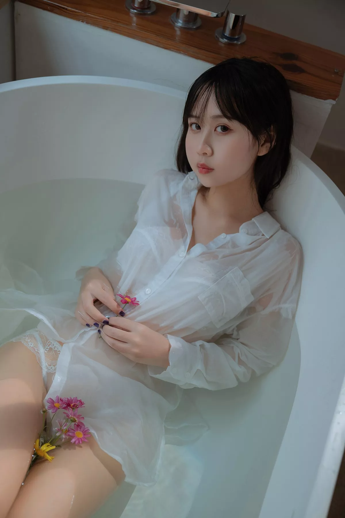 阳光美少女萌芽儿o0浴缸主题私房浴室性感白色薄透服饰配蕾丝内衣湿身诱惑写真72P