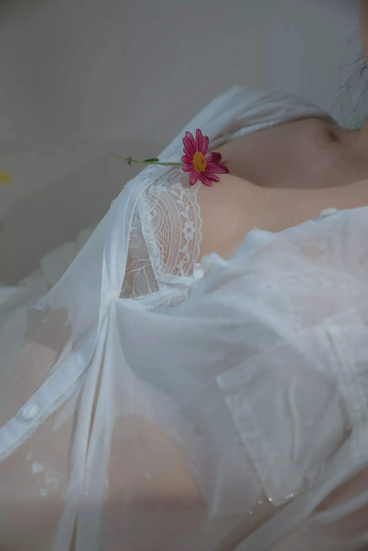阳光美少女萌芽儿o0浴缸主题私房浴室性感白色薄透服饰配蕾丝内衣湿身诱惑写真72P