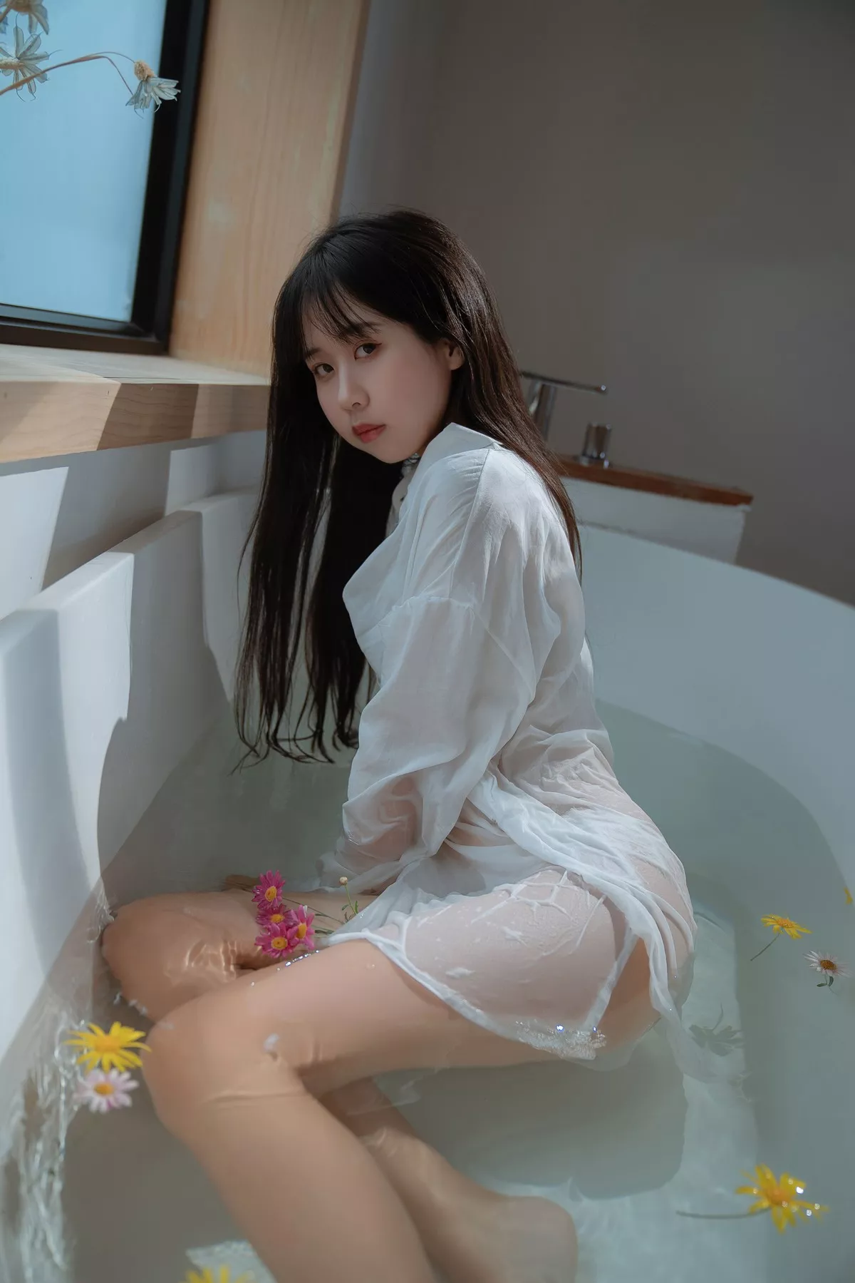 阳光美少女萌芽儿o0浴缸主题私房浴室性感白色薄透服饰配蕾丝内衣湿身诱惑写真72P
