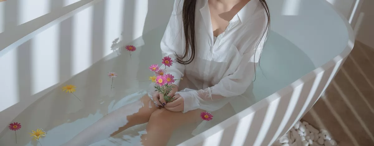 阳光美少女萌芽儿o0浴缸主题私房浴室性感白色薄透服饰配蕾丝内衣湿身诱惑写真72P