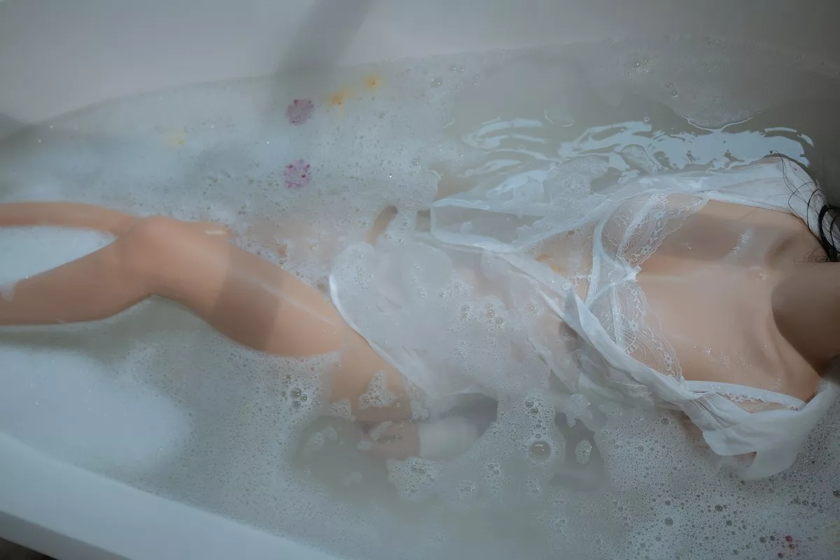 阳光美少女萌芽儿o0浴缸主题私房浴室性感白色薄透服饰配蕾丝内衣湿身诱惑写真72P