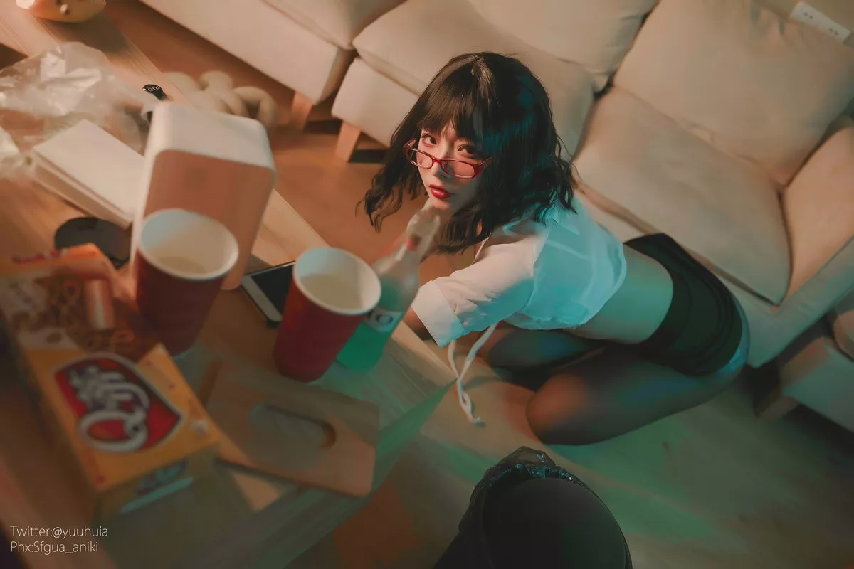 网络美女yuuhui玉汇宿醉主题私房白色短T配黑短裙半脱露白色蕾丝内衣诱惑写真88P