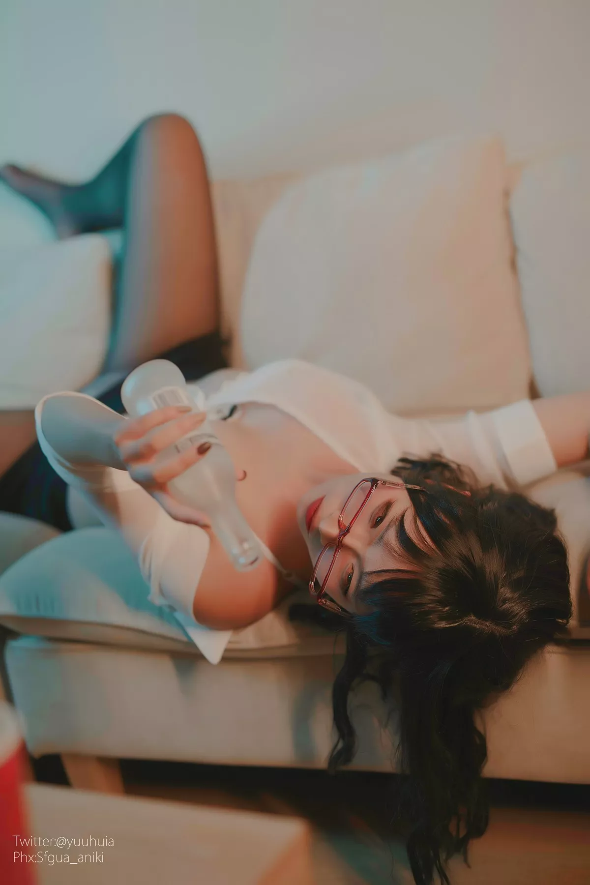 网络美女yuuhui玉汇宿醉主题私房白色短T配黑短裙半脱露白色蕾丝内衣诱惑写真88P