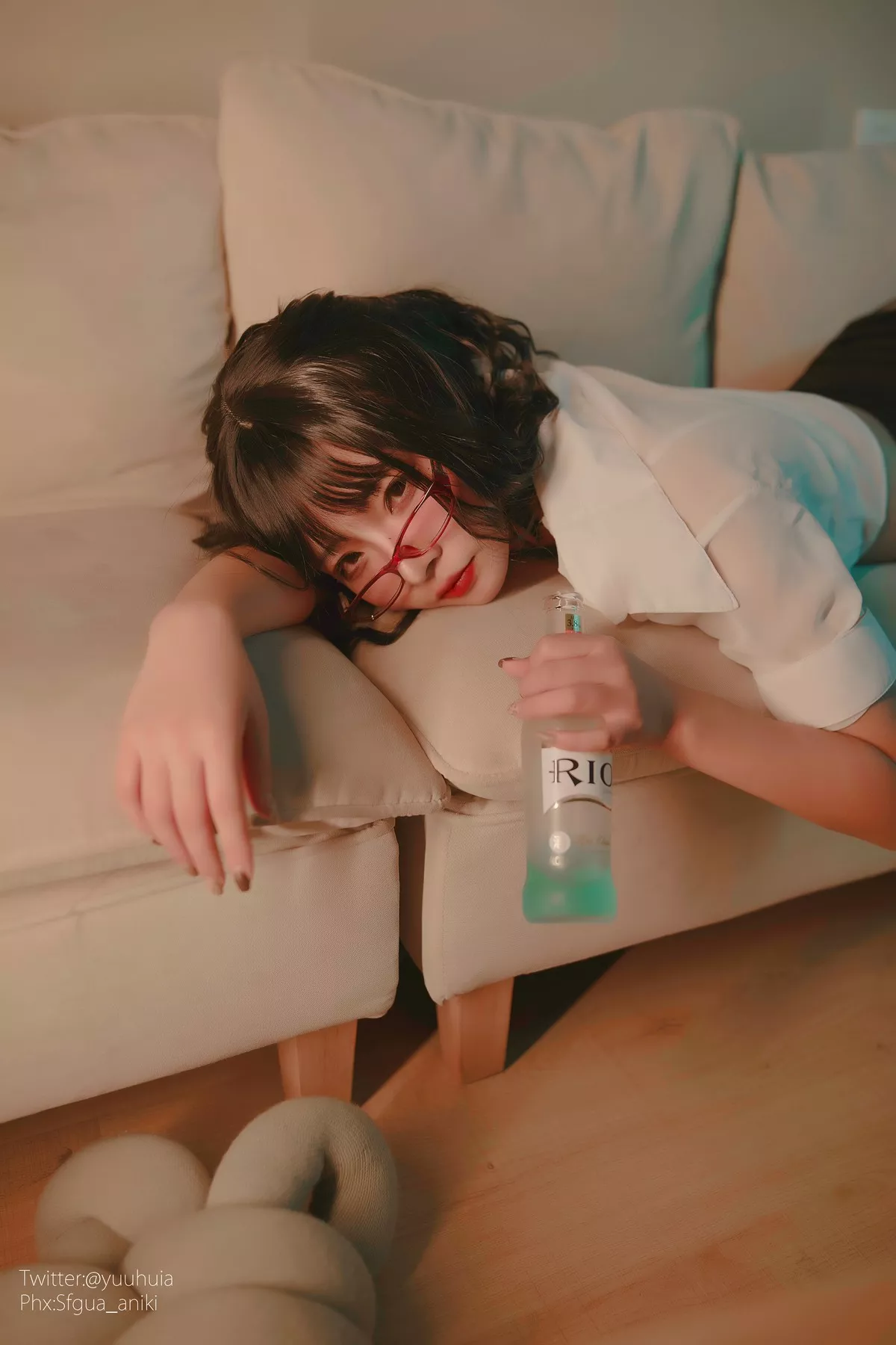 网络美女yuuhui玉汇宿醉主题私房白色短T配黑短裙半脱露白色蕾丝内衣诱惑写真88P