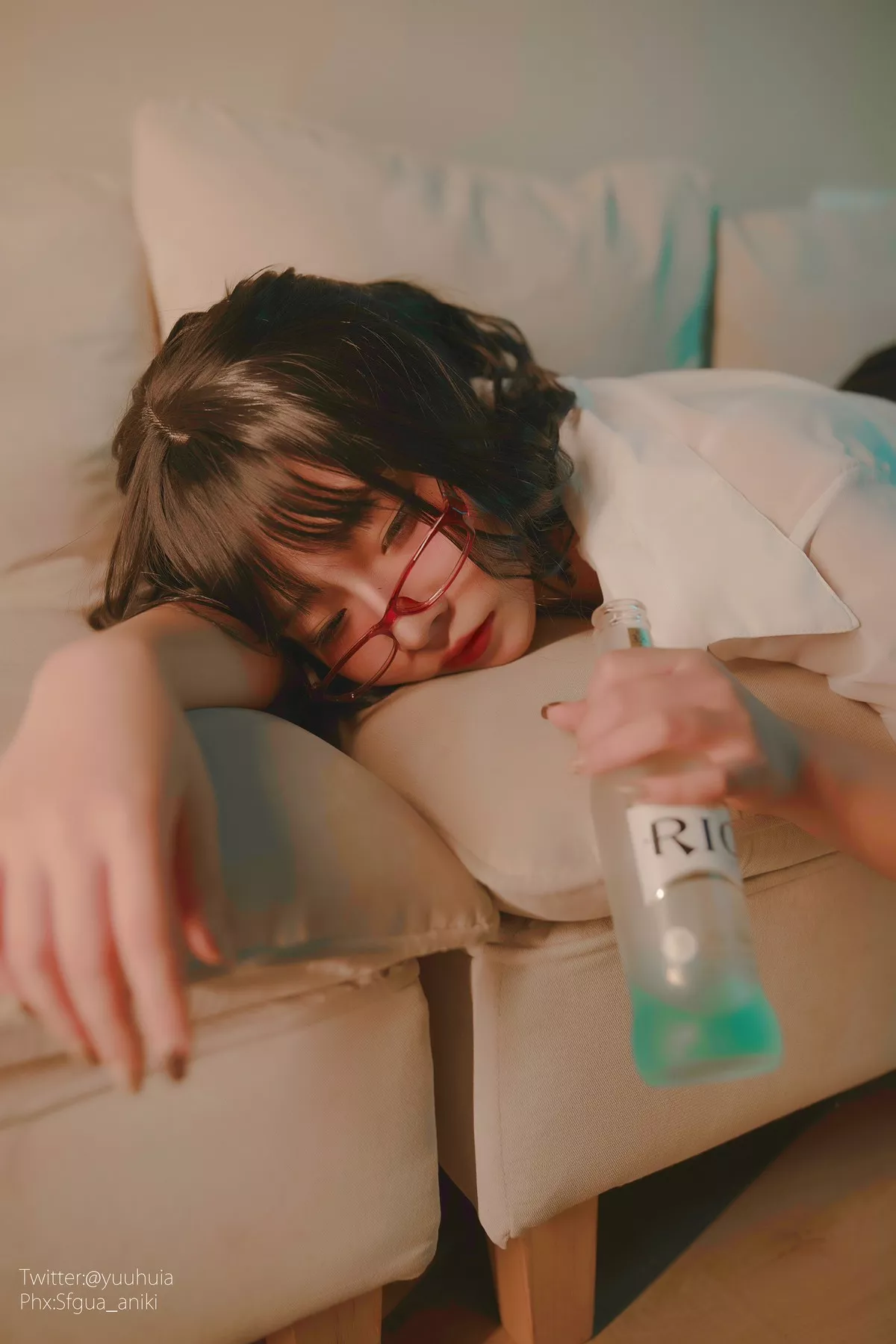 网络美女yuuhui玉汇宿醉主题私房白色短T配黑短裙半脱露白色蕾丝内衣诱惑写真88P