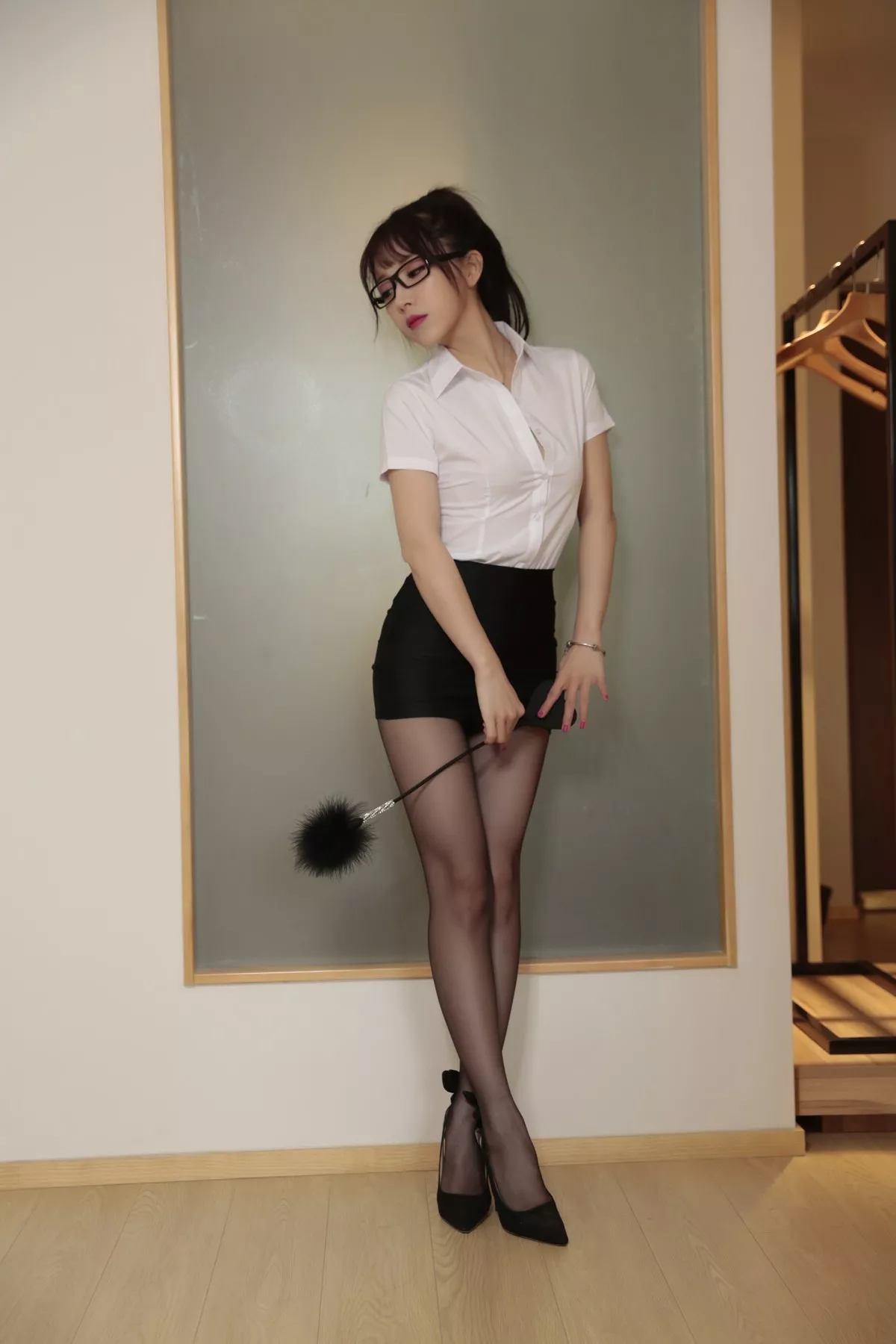 斗鱼主播小女巫露娜老师上课了主题白色短袖衬衫配黑短裙露黑丝裤袜诱惑写真50P