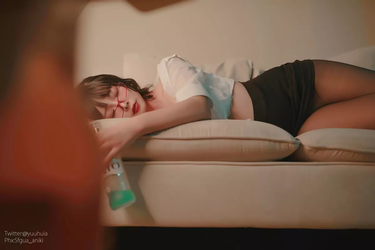 网络美女yuuhui玉汇宿醉主题私房白色短T配黑短裙半脱露白色蕾丝内衣诱惑写真88P