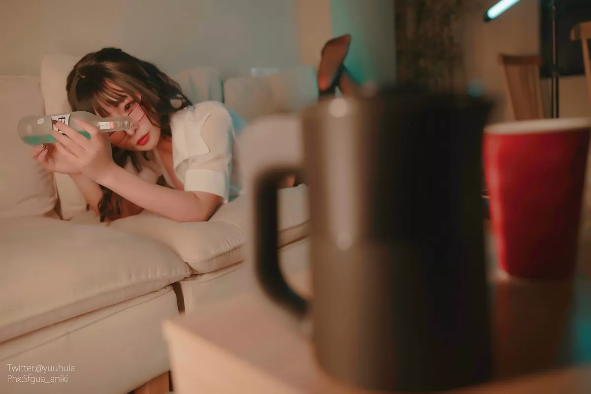 网络美女yuuhui玉汇宿醉主题私房白色短T配黑短裙半脱露白色蕾丝内衣诱惑写真88P