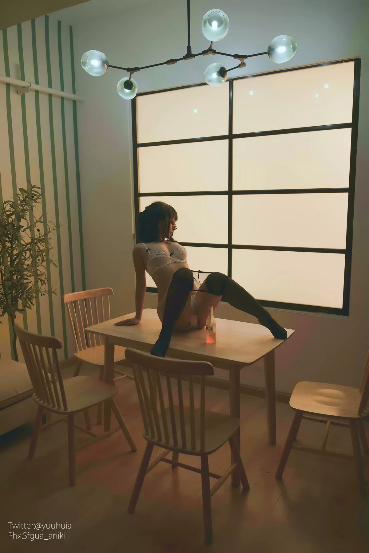 网络美女yuuhui玉汇宿醉主题私房白色短T配黑短裙半脱露白色蕾丝内衣诱惑写真88P