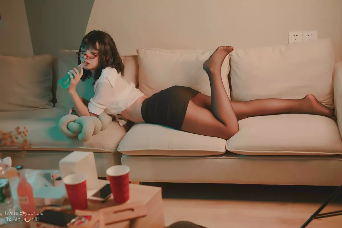 网络美女yuuhui玉汇宿醉主题私房白色短T配黑短裙半脱露白色蕾丝内衣诱惑写真88P
