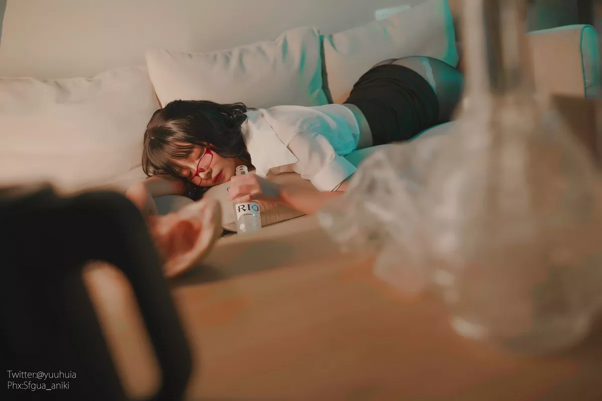 网络美女yuuhui玉汇宿醉主题私房白色短T配黑短裙半脱露白色蕾丝内衣诱惑写真88P