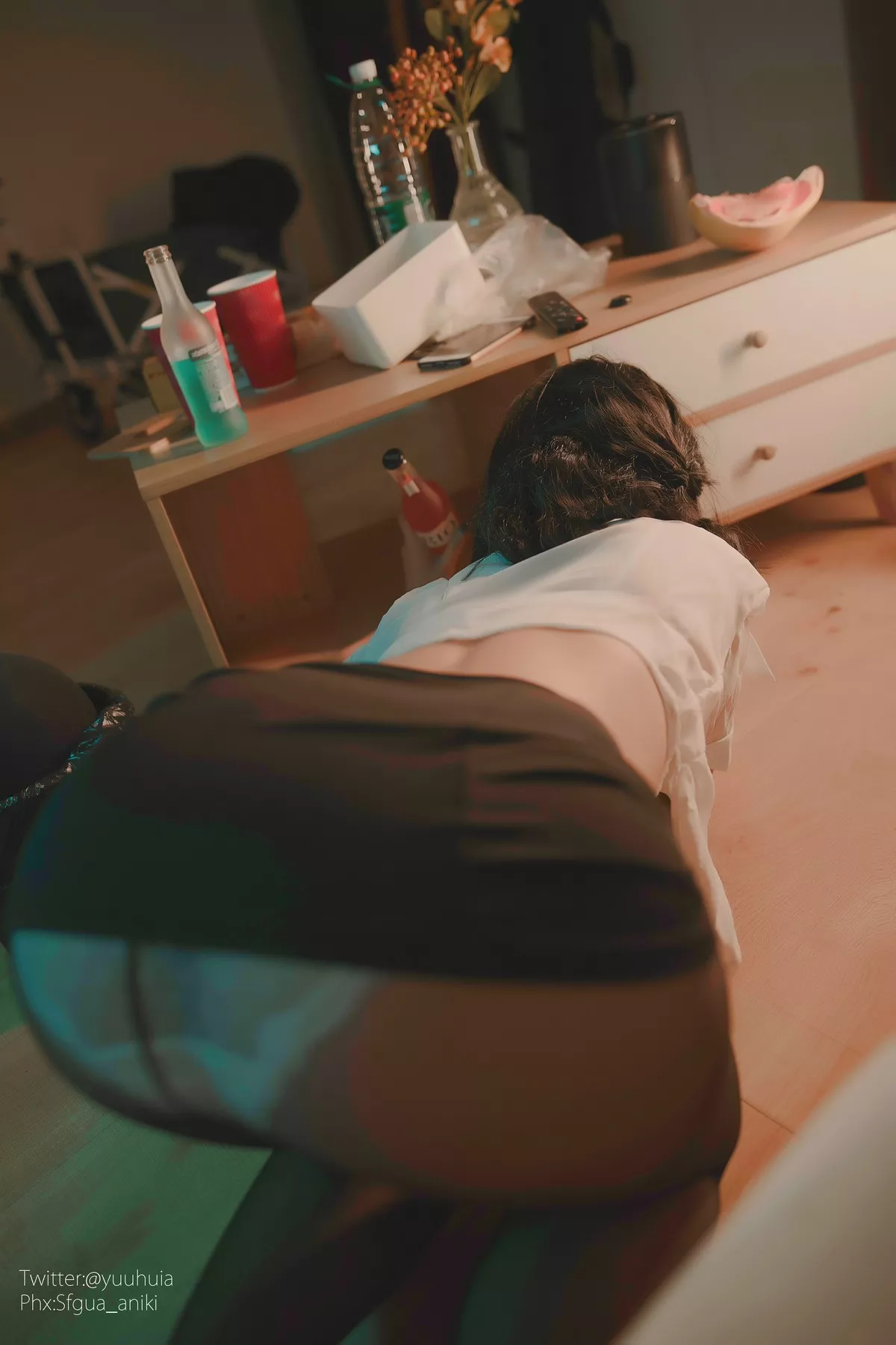 网络美女yuuhui玉汇宿醉主题私房白色短T配黑短裙半脱露白色蕾丝内衣诱惑写真88P