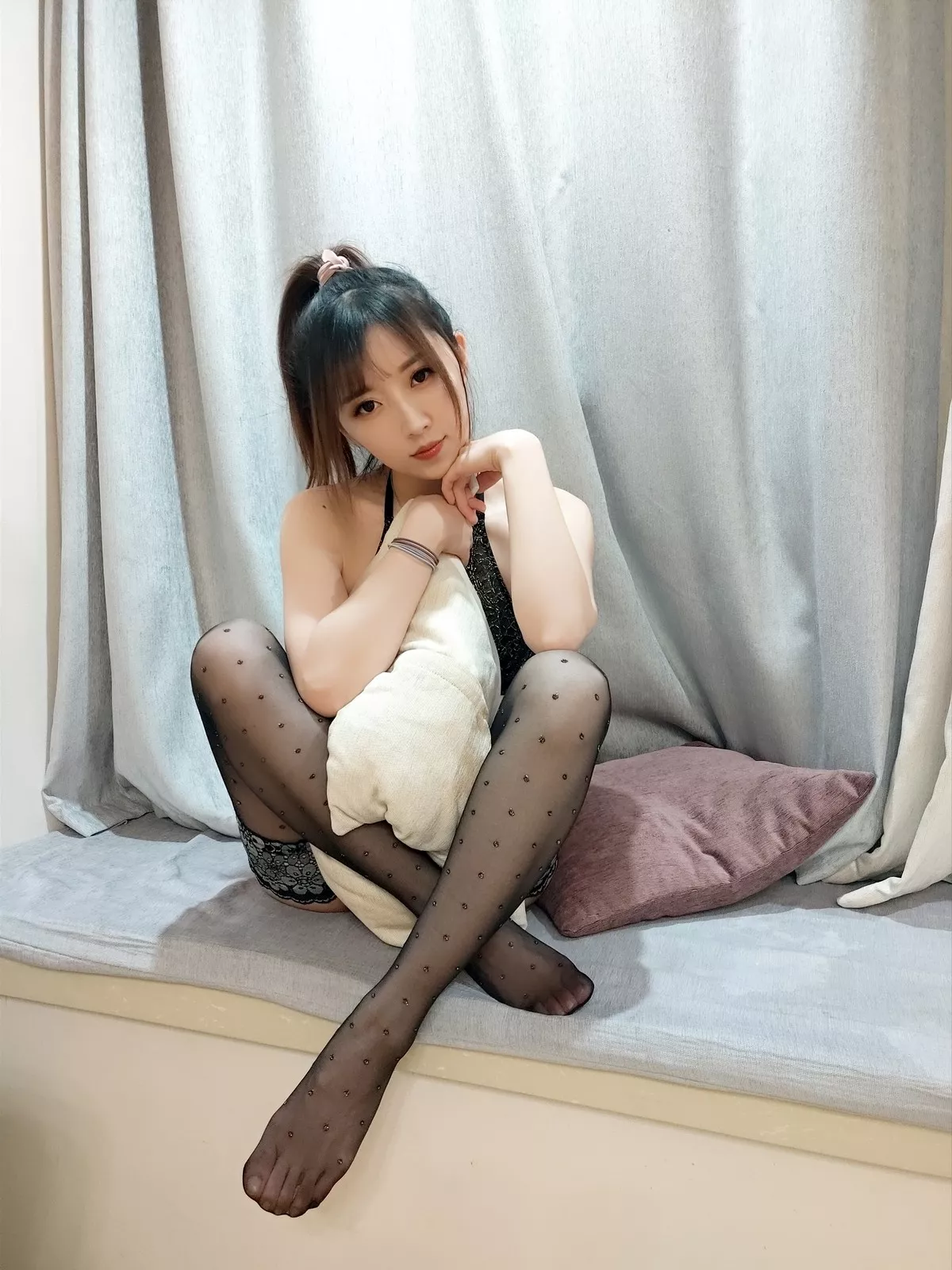 斗鱼主播小女巫露娜蕾丝亮钻黑色长筒主题私房性感黑色蕾丝内衣迷人诱惑写真40P