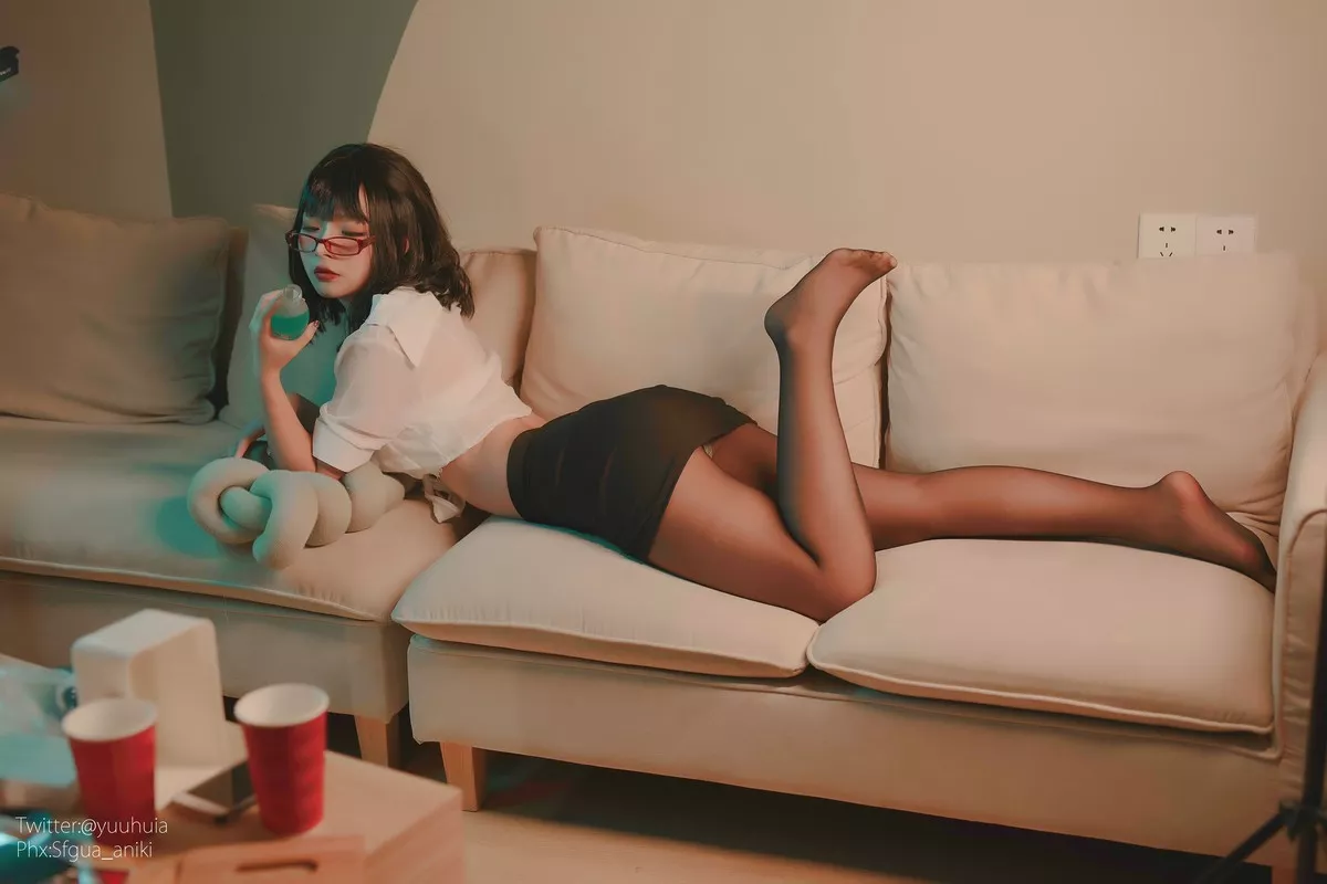 网络美女yuuhui玉汇宿醉主题私房白色短T配黑短裙半脱露白色蕾丝内衣诱惑写真88P