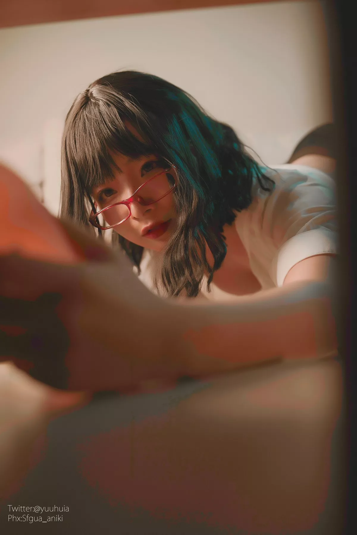 网络美女yuuhui玉汇宿醉主题私房白色短T配黑短裙半脱露白色蕾丝内衣诱惑写真88P