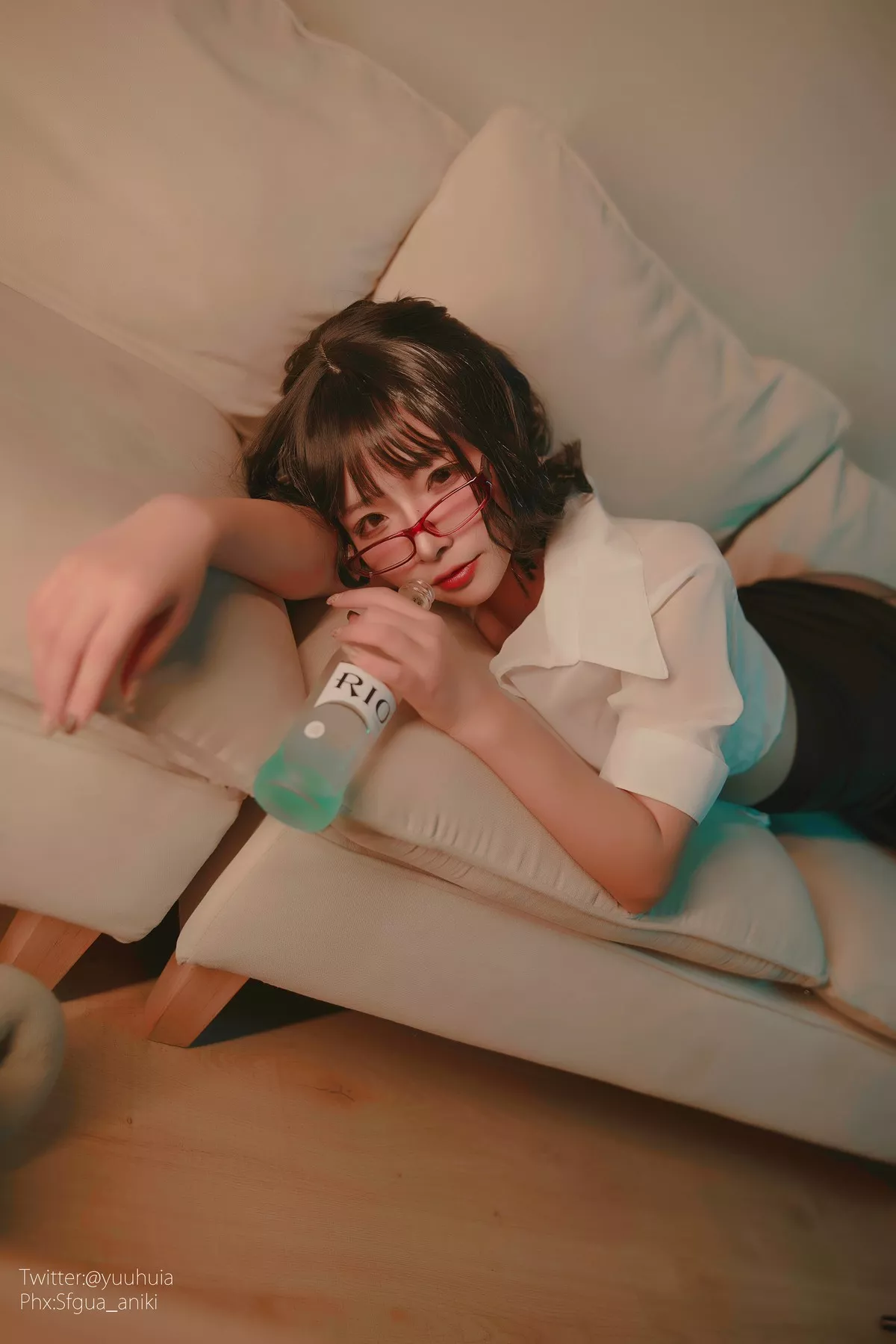 网络美女yuuhui玉汇宿醉主题私房白色短T配黑短裙半脱露白色蕾丝内衣诱惑写真88P